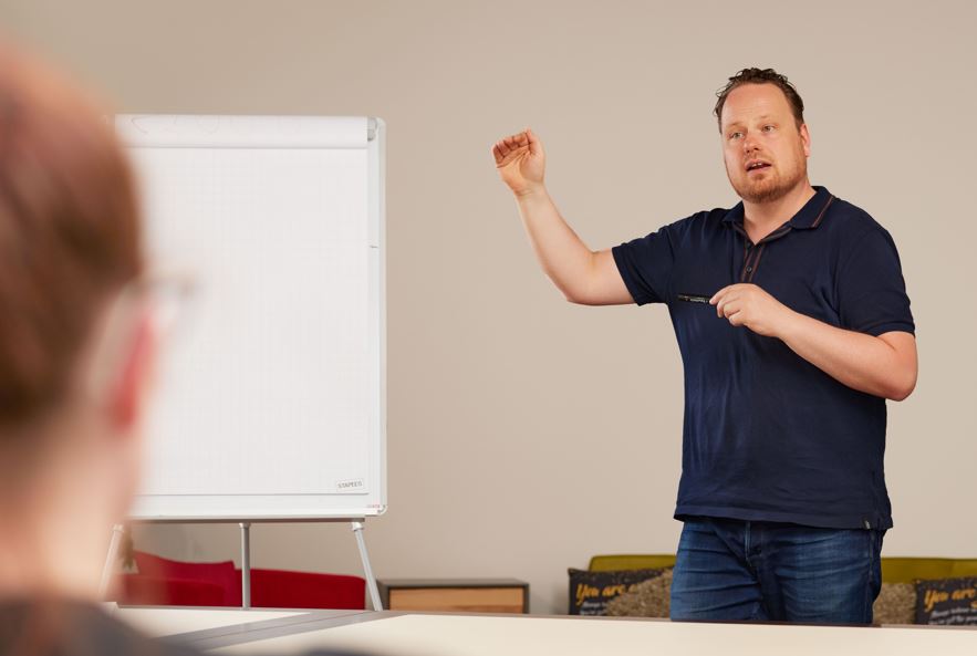 Drie collega's hebben een werkbespreking.