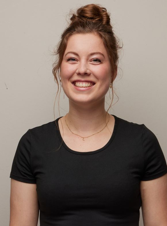 Vrouw die blij glimlacht